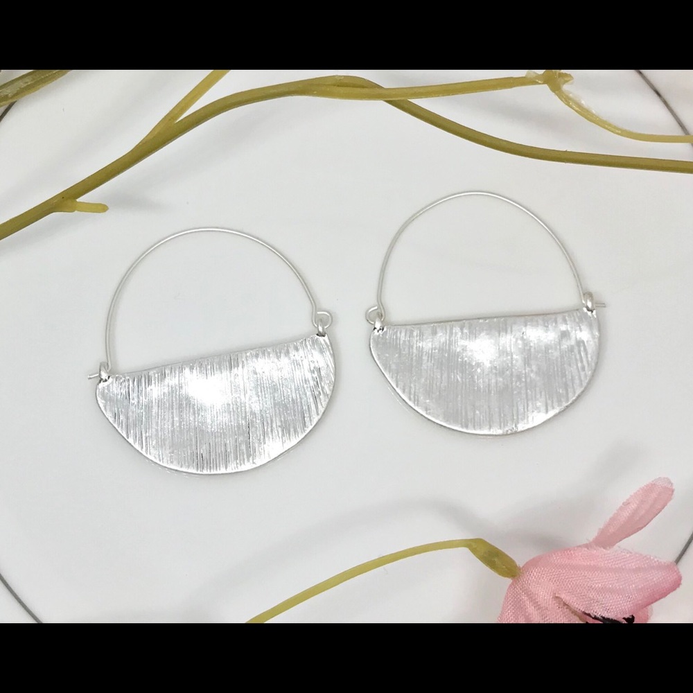 NEW 💎🌸 Silver Crescent Hoop Style Earrings - Picture 3 of 3